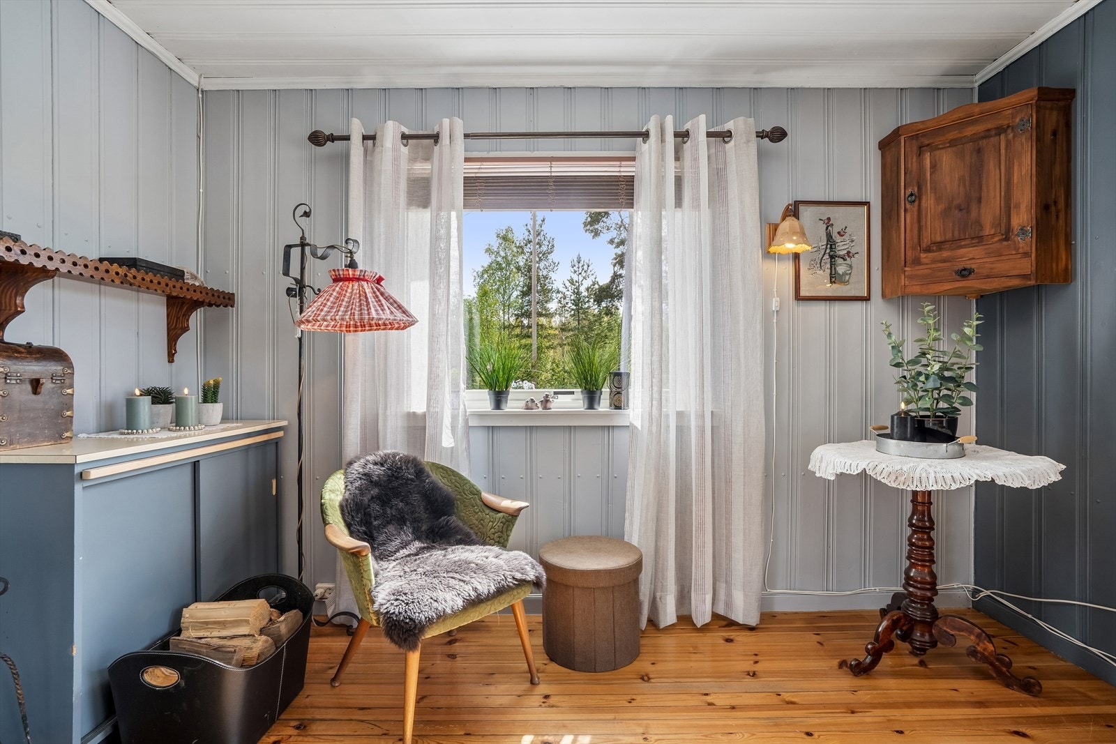 En hyggelig krok i stuen med plass for en god stol. Flere av vinduene i hytta ble skiftet i 2014. Galleribilde