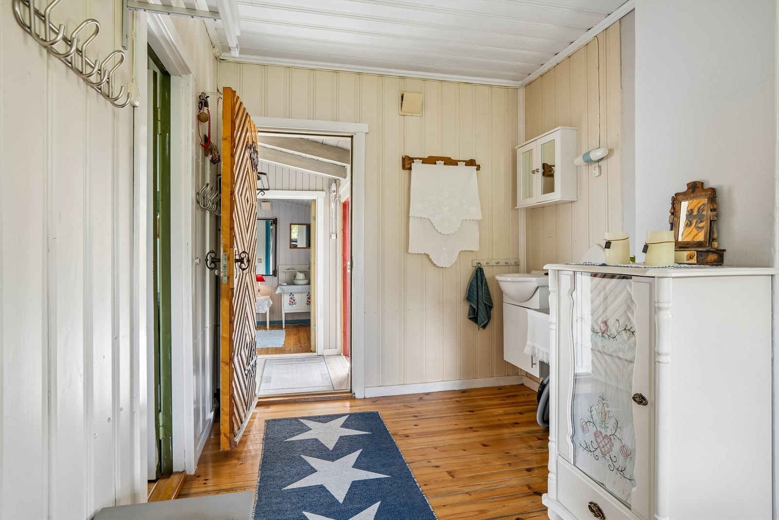 I en del av spisestuen (tidligere kjøkkenkrok) er det montert et vaskevannsfat med avløp, tilrettelagt for bruk når sommervannet er frakoblet. Galleribilde