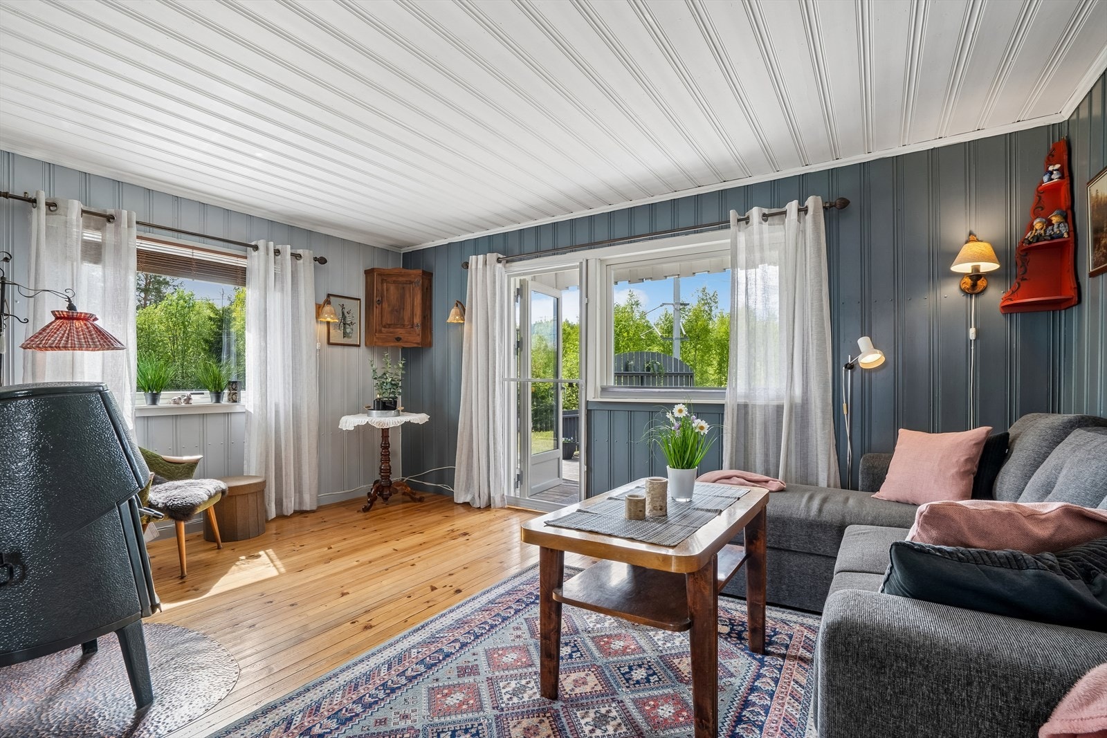 Stuen har en vedovn som gir god varme, og utgang til en terrasse som ble etablert i 2021. Galleribilde