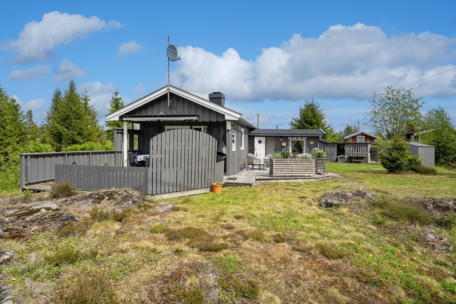 Fritidsbolig fra 1967 med store uteplasser på til sammen 60 m². Deler av terrassen ble bygget i 2021. Galleribilde