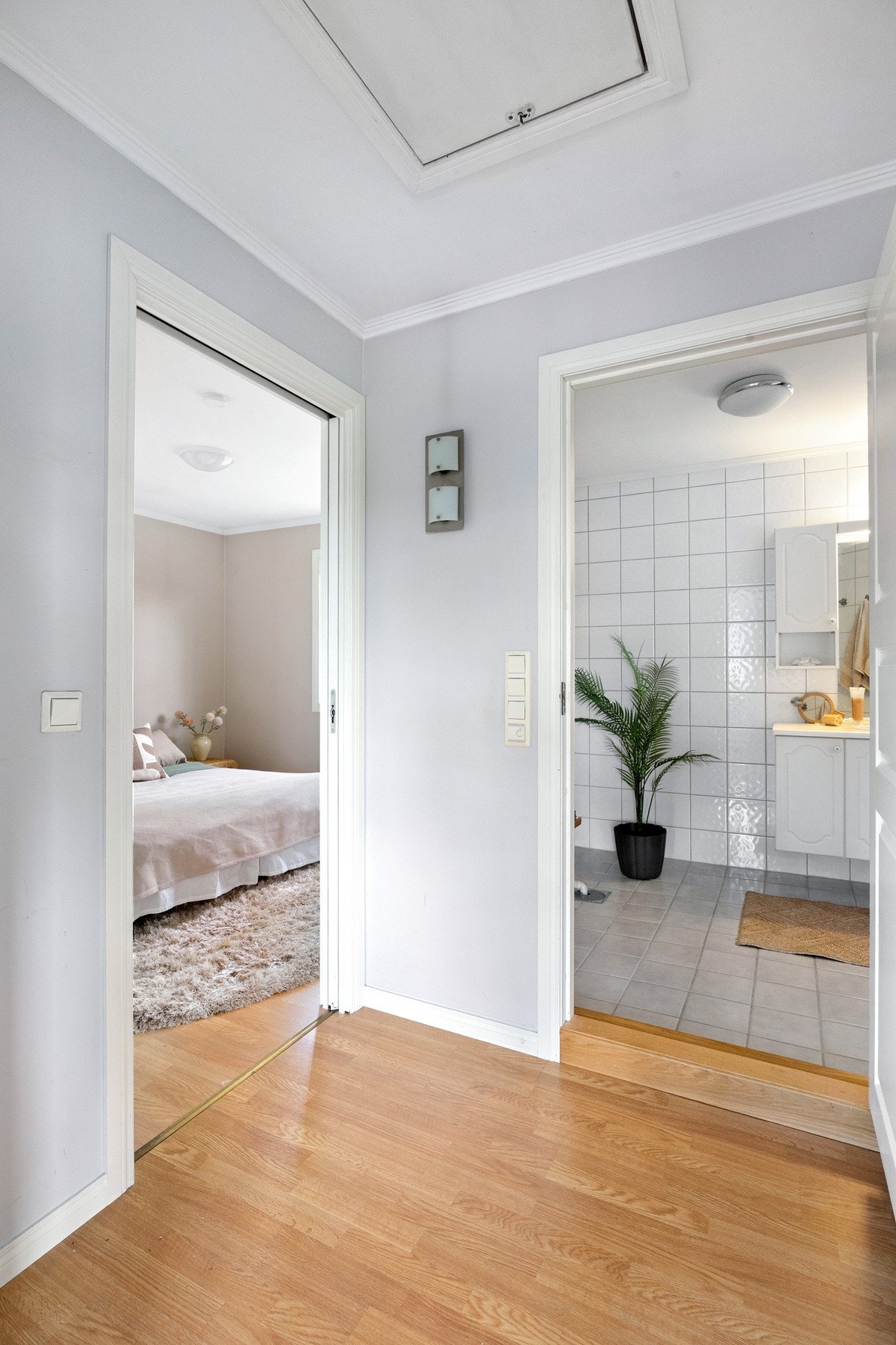 Badet er lett tilgjengelig fra stuen og hovedsoverommet. Galleribilde