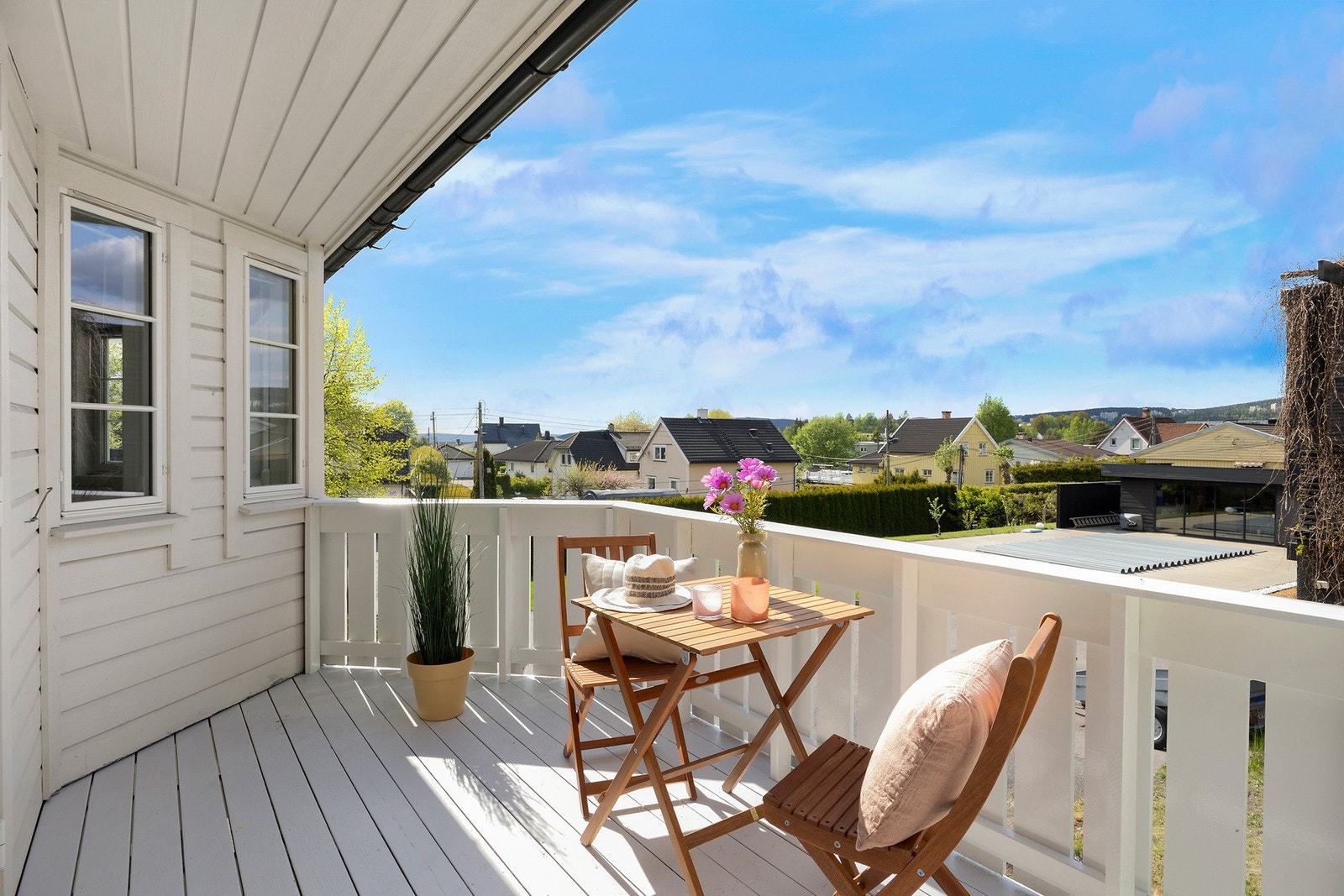 Balkongen byr på god plass til utemøbler, og er en naturlig forlengelse av boligens oppholdsareal. Galleribilde