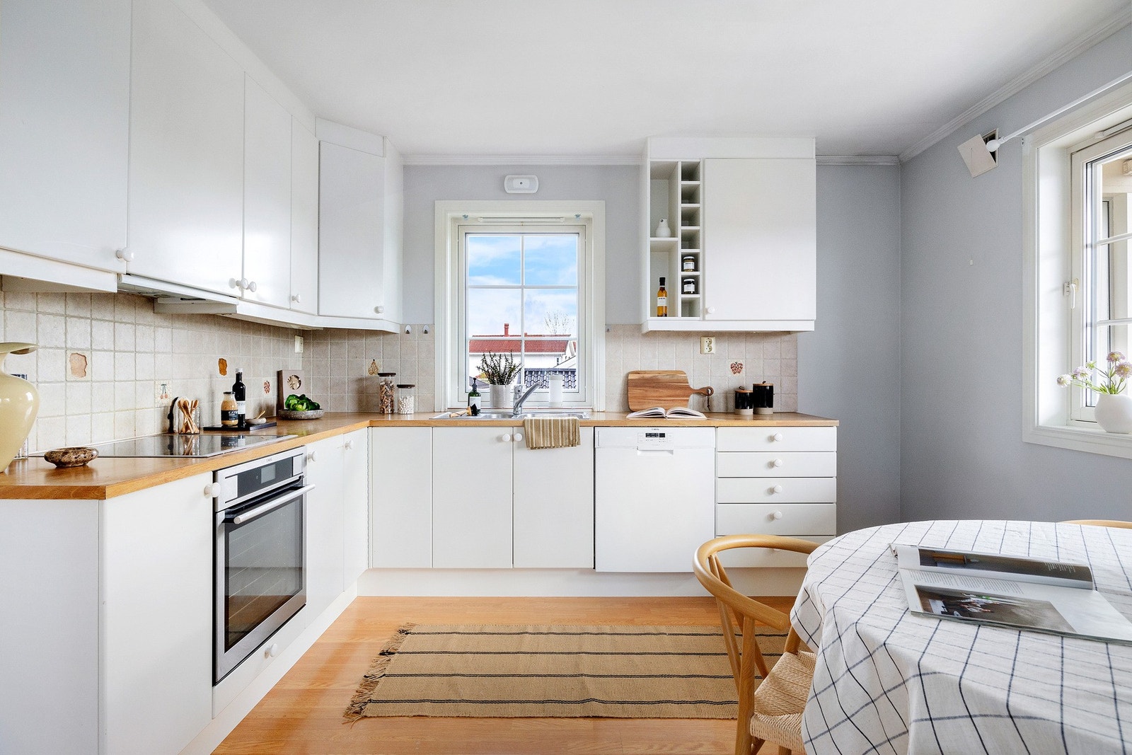 Kjøkkenet har slette fronter og laminat benkeplate. Videre er det utstyrt med hvitevarer som oppvaskmaskin og stekeovn. Det er kjøkkenventilator med avtrekk ut. Galleribilde
