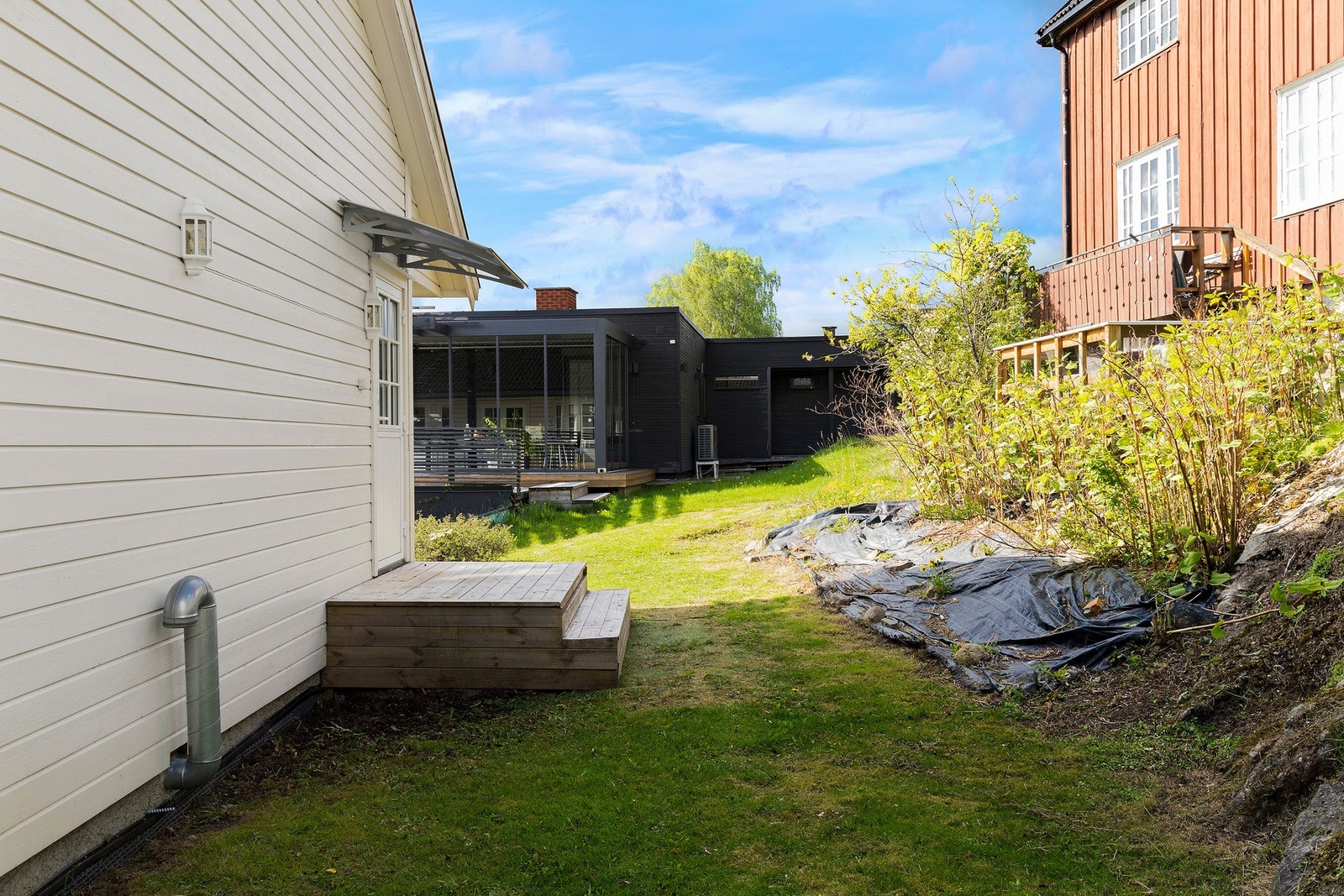 Med to balkonger og en solrik tomt får du rikelig med utearealer å boltre deg på gjennom hele sommersesongen. Galleribilde