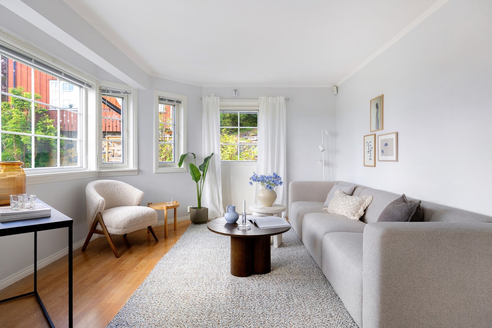 Det er god plass til møblering i flere soner. Her kan du skape en fin TV-sone med sofa og mediemøblement. Galleribilde