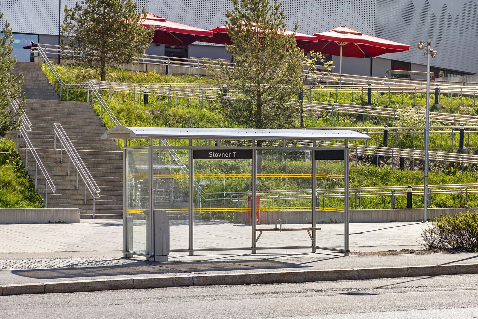 På Stovner finner du bredt utvalg av busslinjer samt. t-banestasjon. Nærmeste busstopp fra boligen er Stovnerbakken med linje 64, 67 og 120. Galleribilde