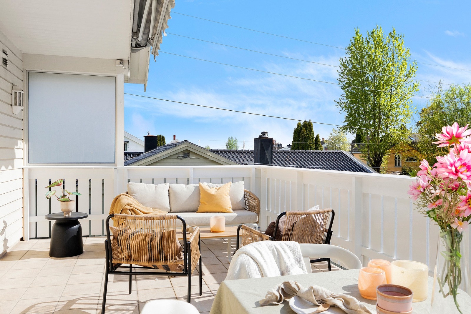 Her er det rom for både grill, hagegruppe og loungemøbler, samt beplantning som gir det lille ekstra av stemning. Galleribilde