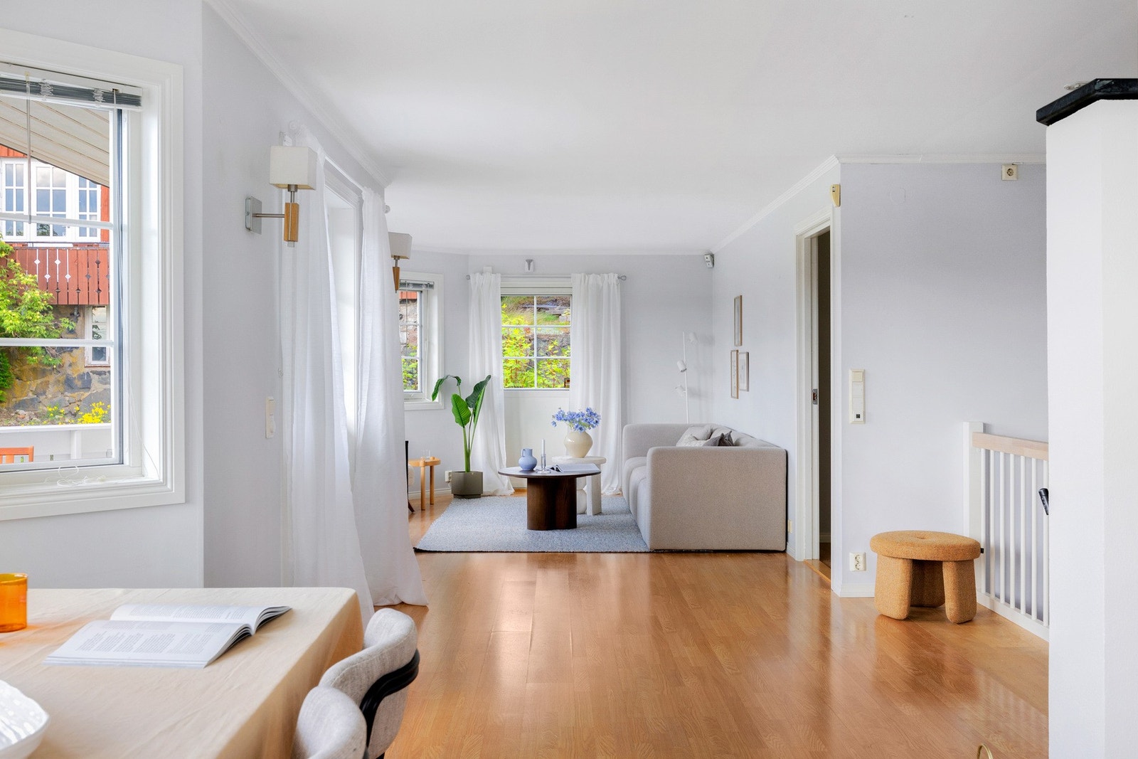 Fra stuen er det direkte utgang til hele to balkonger og hagedelen. Galleribilde