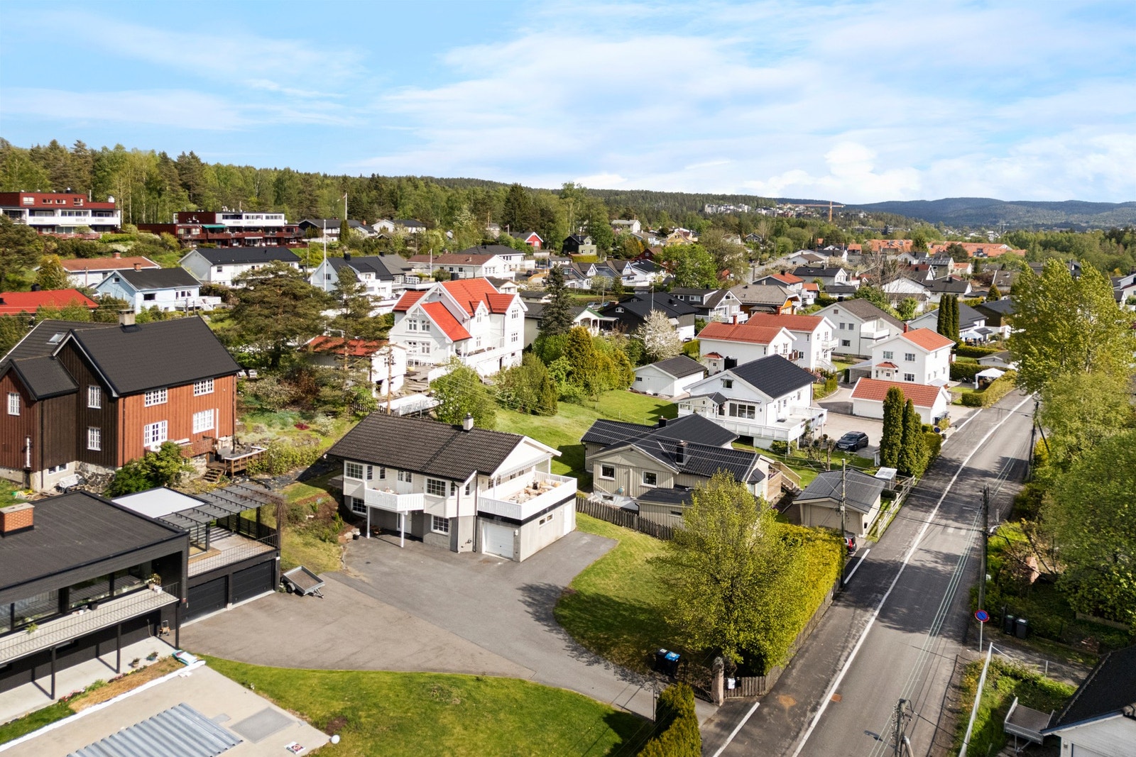 Her bor du i et trygt og barnevennlig boligområde med nærhet til "alt" du trenger i hverdagen. Skoler og barnehager ligger i gangavstand fra boligen. Galleribilde
