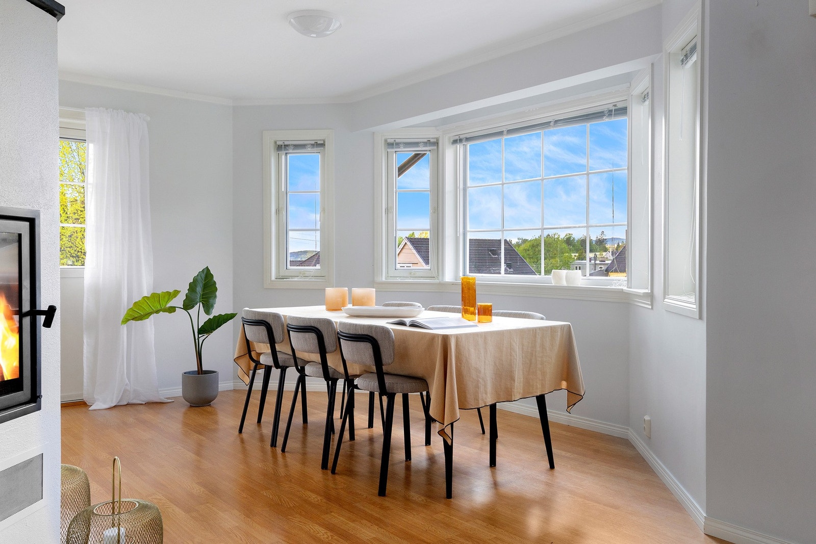 I andre enden av stuen er det god plass til en romslig spisestue. Galleribilde