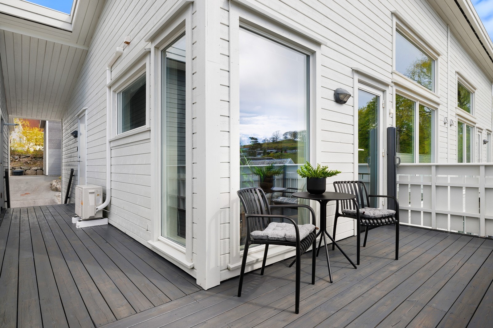 Praktisk løsning med direkte adkomst fra stue til terrasse Galleribilde