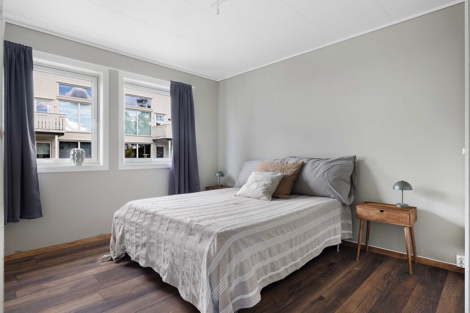 Romslig soverom med plass til dobbeltseng Galleribilde