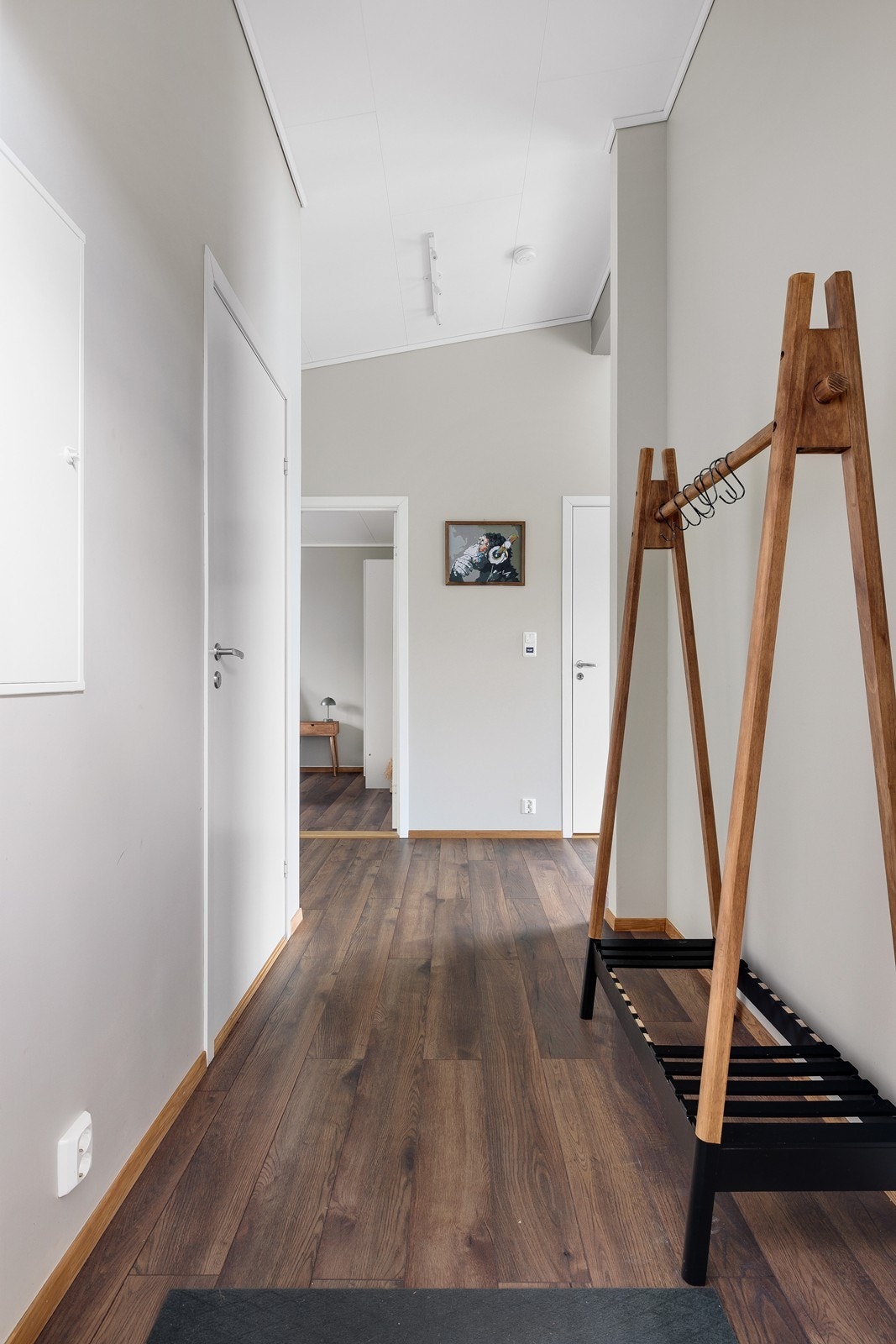 Praktisk gang med plass til oppbevaring og garderobeløsning Galleribilde