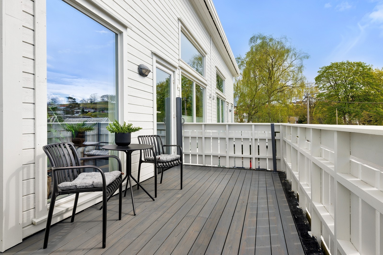 Solrik terrasse med god plass til sittegruppe Galleribilde