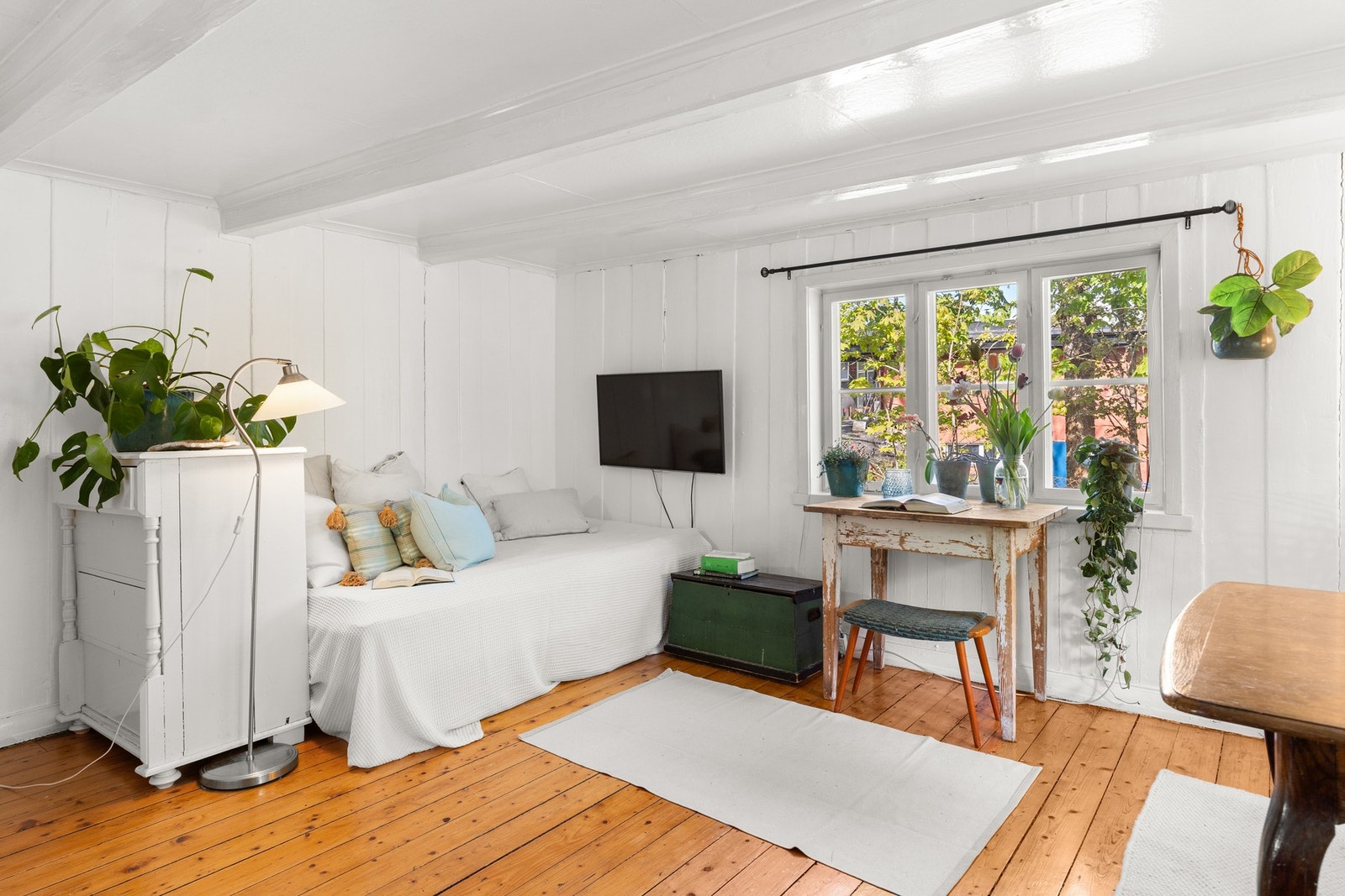 Oppholdsrommet har en lys og landlig stil med flere vindusflater som slipper naturen inn. Galleribilde