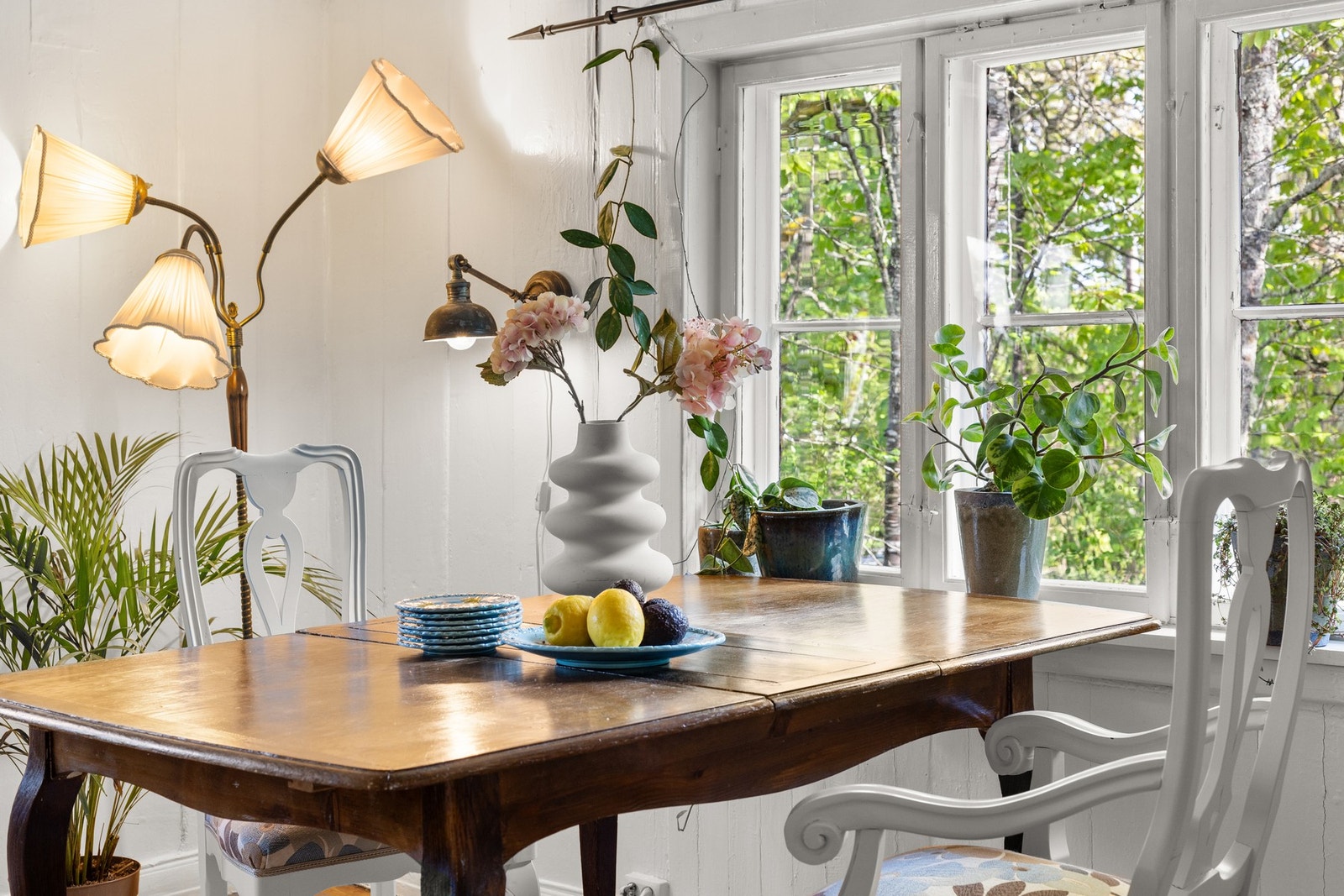 Sjarmerende detaljer og originale tregulv gir boligen særpreg og en autentisk hyttefølelse. Galleribilde