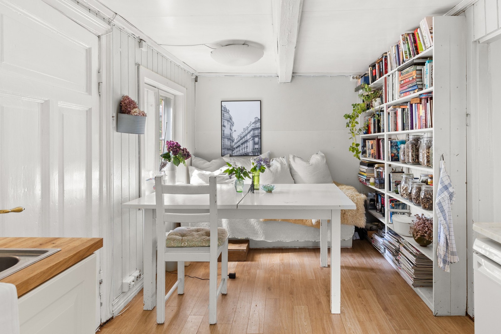 Kjøkkenet har plass til en liten spiseplass eller lesekrok. Galleribilde