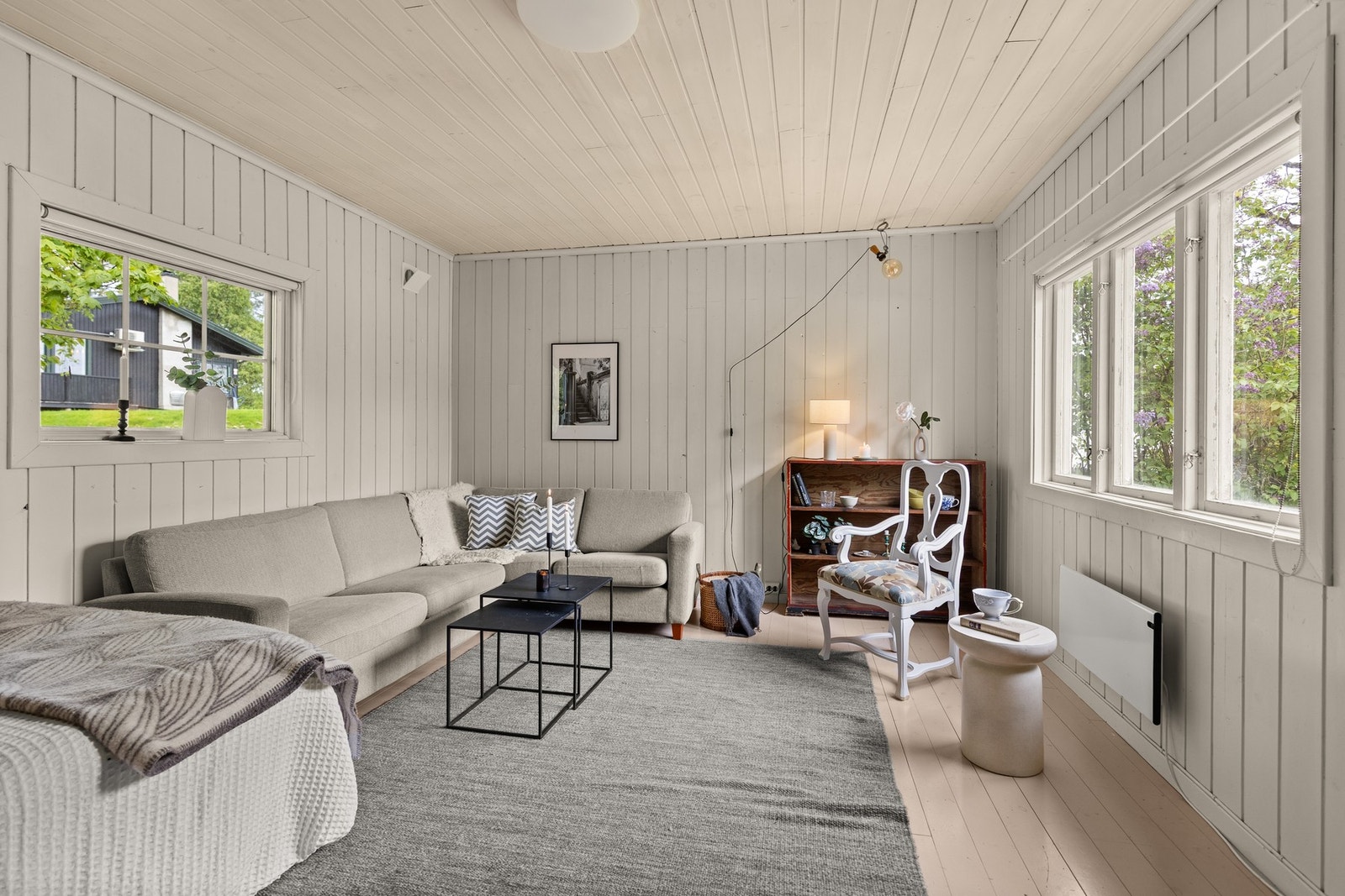 Innredet rom i låve/uthuset med flere bruksmuligheter og store vindusflater som slipper inn godt med lys. Galleribilde