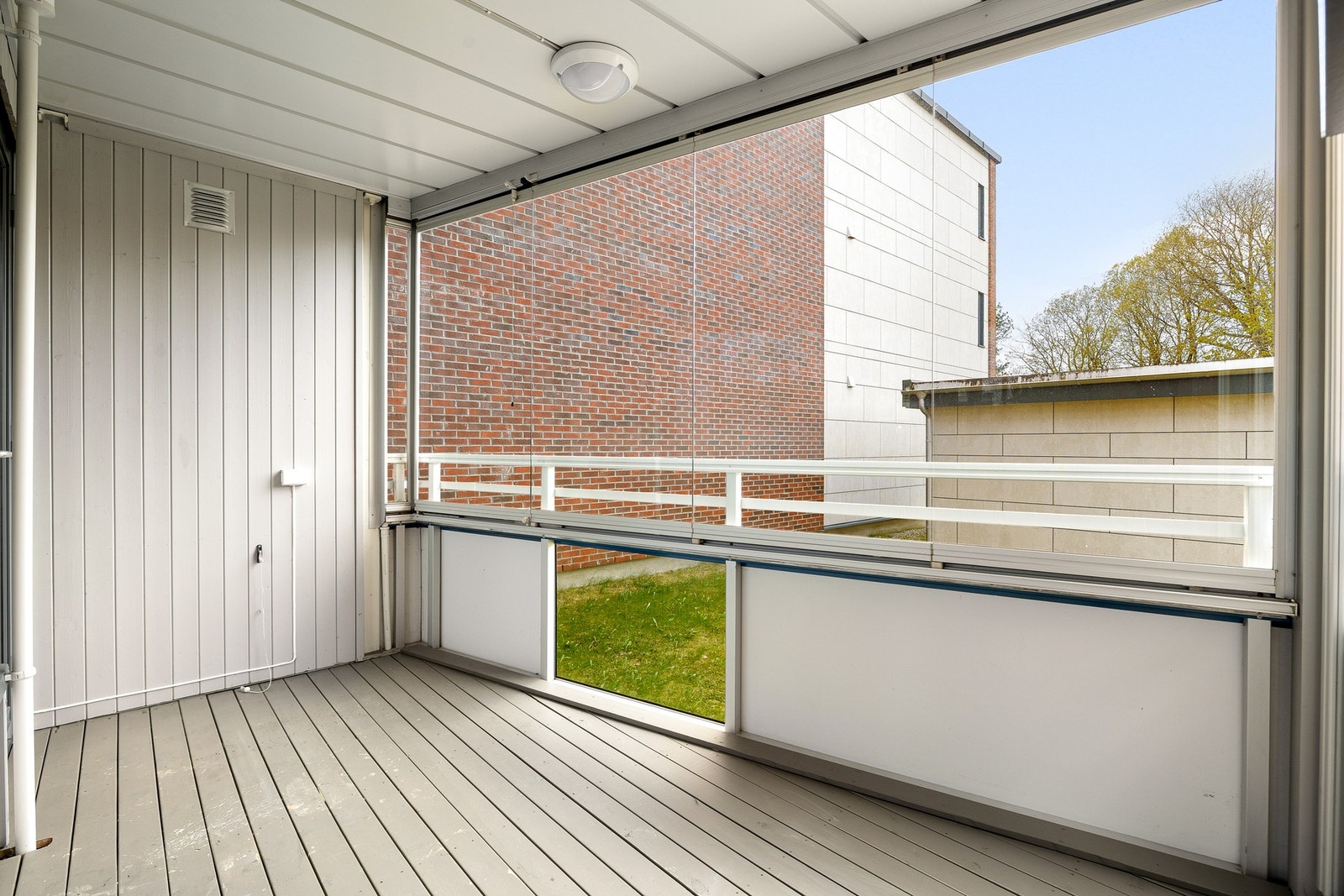 Balkongen er innglasset, men glassene kan skyves til siden og åpnes helt opp når sola steker. Galleribilde