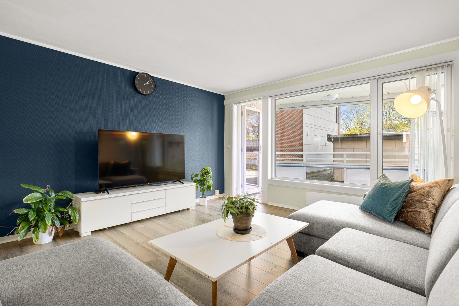Stuen oppleves lys og innbydende, og de store vindusflatene bidrar til en lett atmosfære. Galleribilde