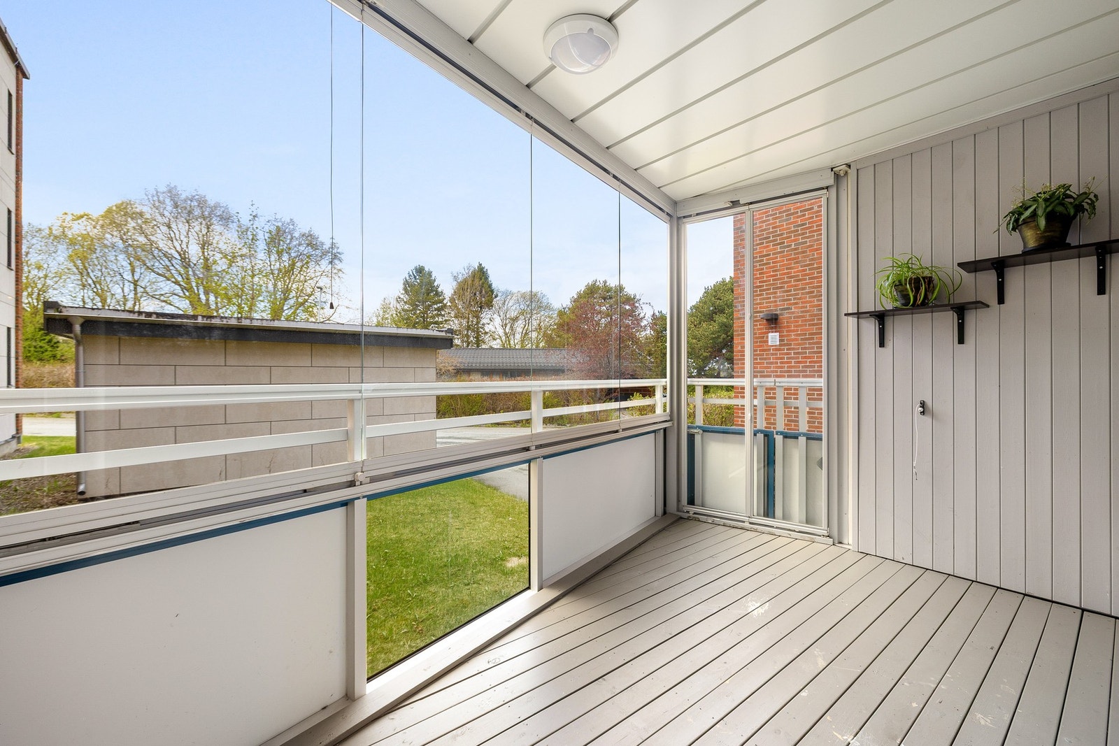 Fra balkongen har du også direkte nedgang til plen - svært praktisk om du har barn eller hund. Galleribilde