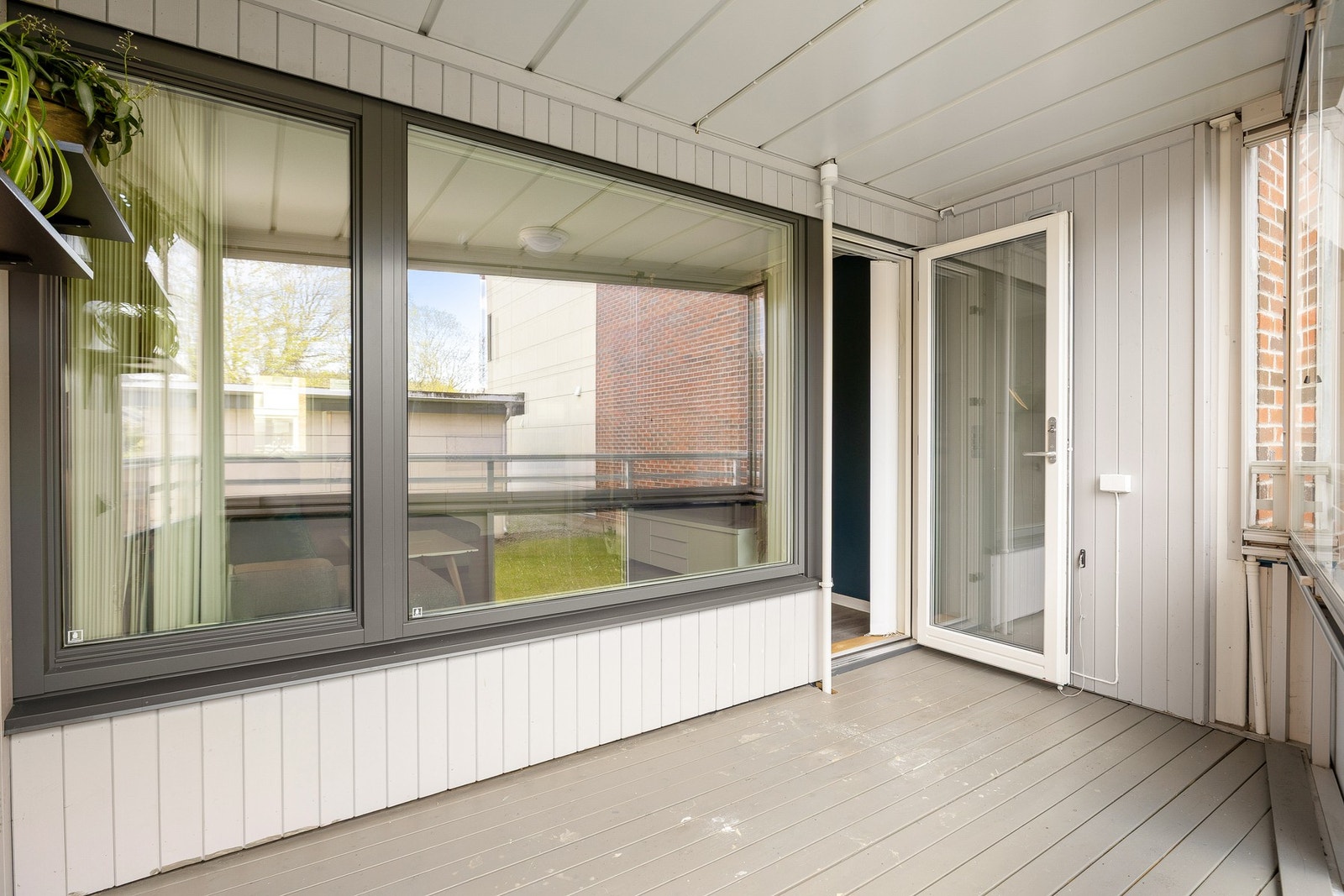 Den vestvendte balkongen er på ca. 8 kvm med plass til utemøblement, grill m.m. Galleribilde