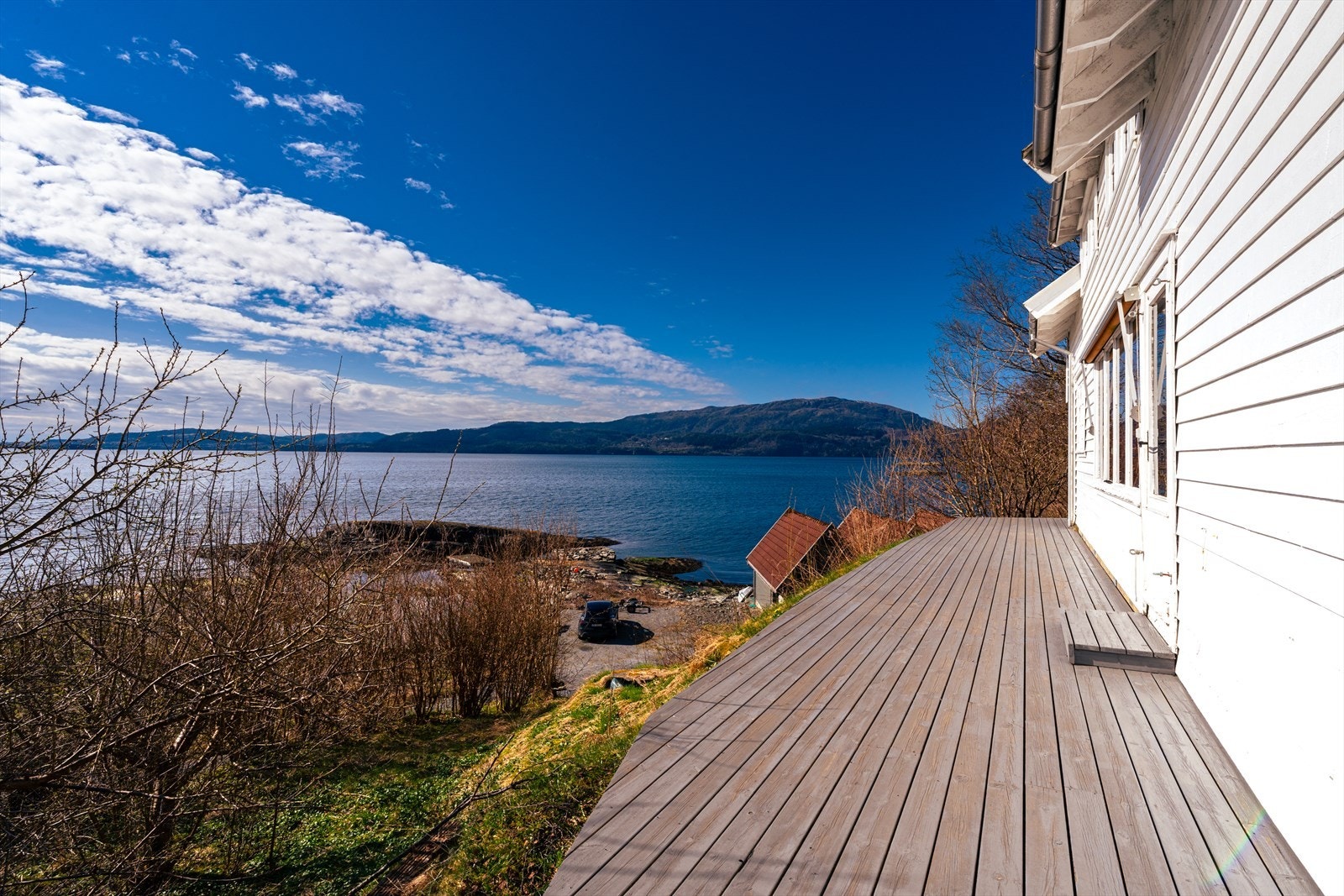 Eiendommen har en fin og landlig beliggenhet i Foravegen. Vestvendt beliggenhet med gode solforhold og fin utsikt over sjø. Galleribilde