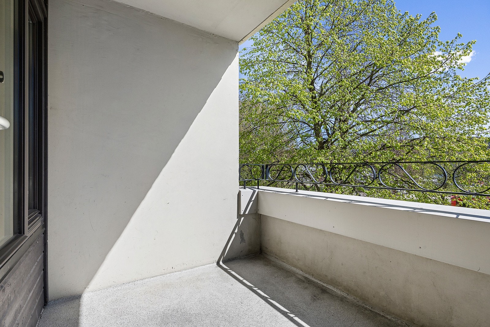 Balkongen har plass til en liten sittegruppe med bord. Galleribilde