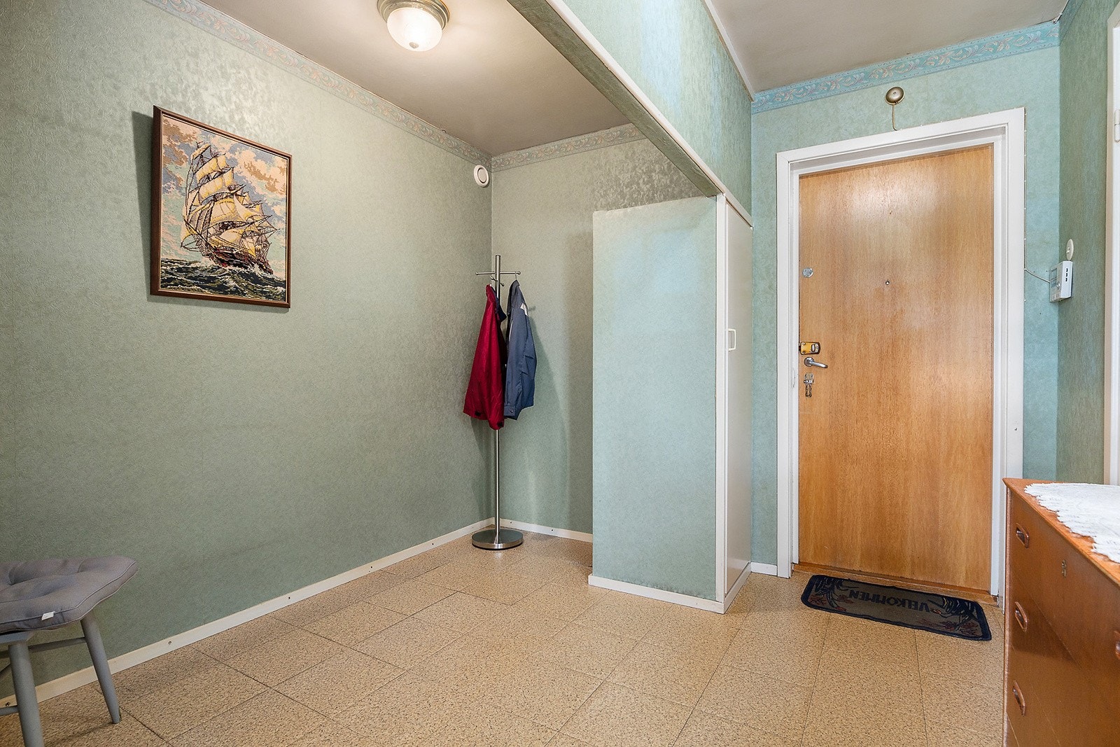 Velkommen inn - romslig entré med gode oppbevaringsmuligheter. Galleribilde