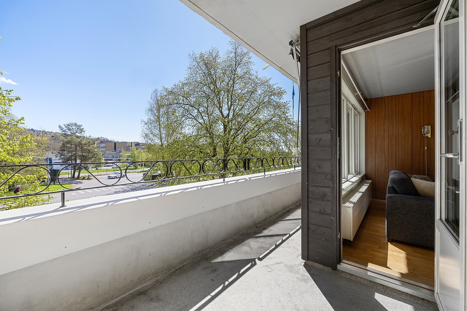 Utgang fra stue til balkong på 8 m2. Balkongen har markise Galleribilde