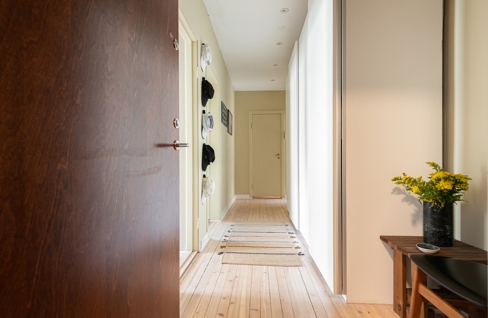 Gangen er romslig og har godt med oppbevaring i stor skyvedørsgarderobe. Galleribilde