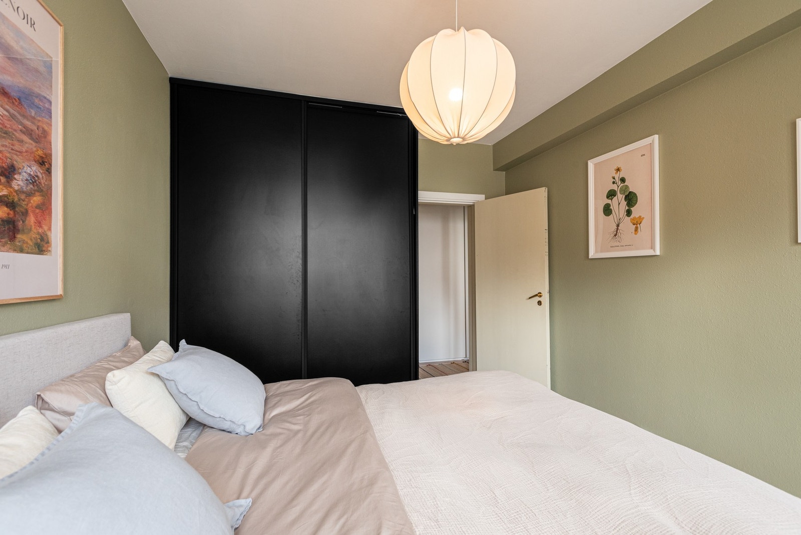 Stor og romslig skyvedørsgarderobe. Galleribilde