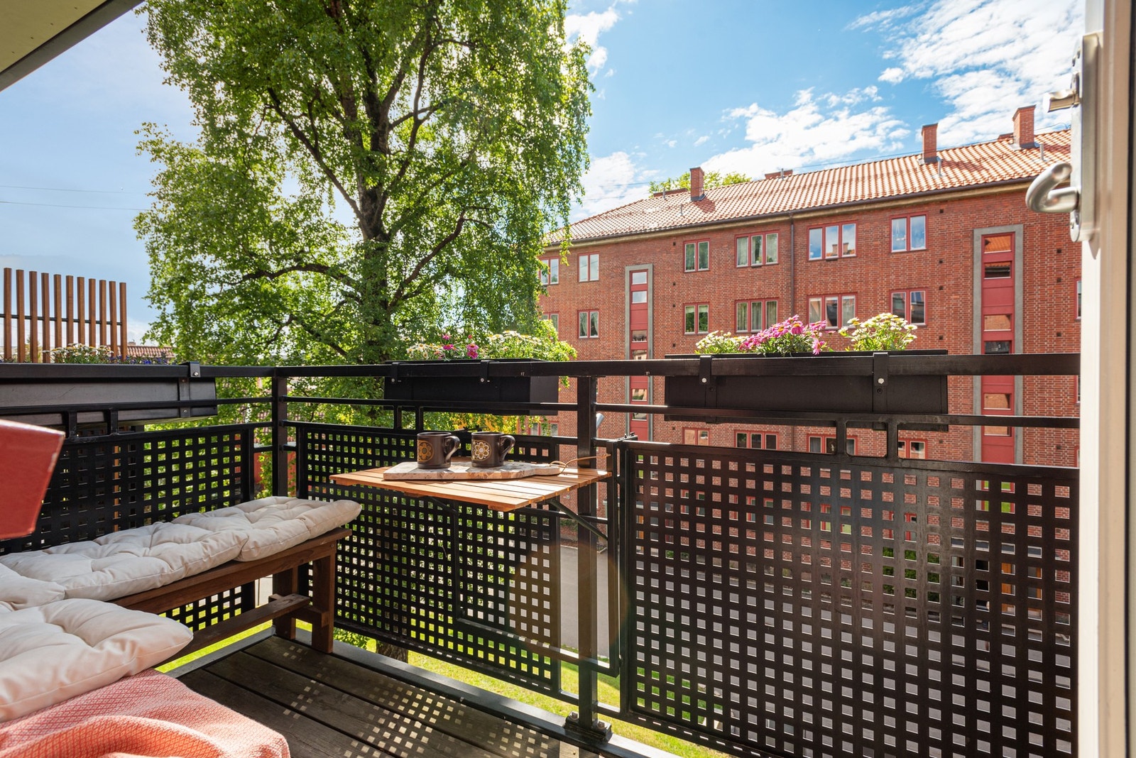 Balkongen ligger skjermet til mot rolig bakgård og har svært gode solforhold. Galleribilde
