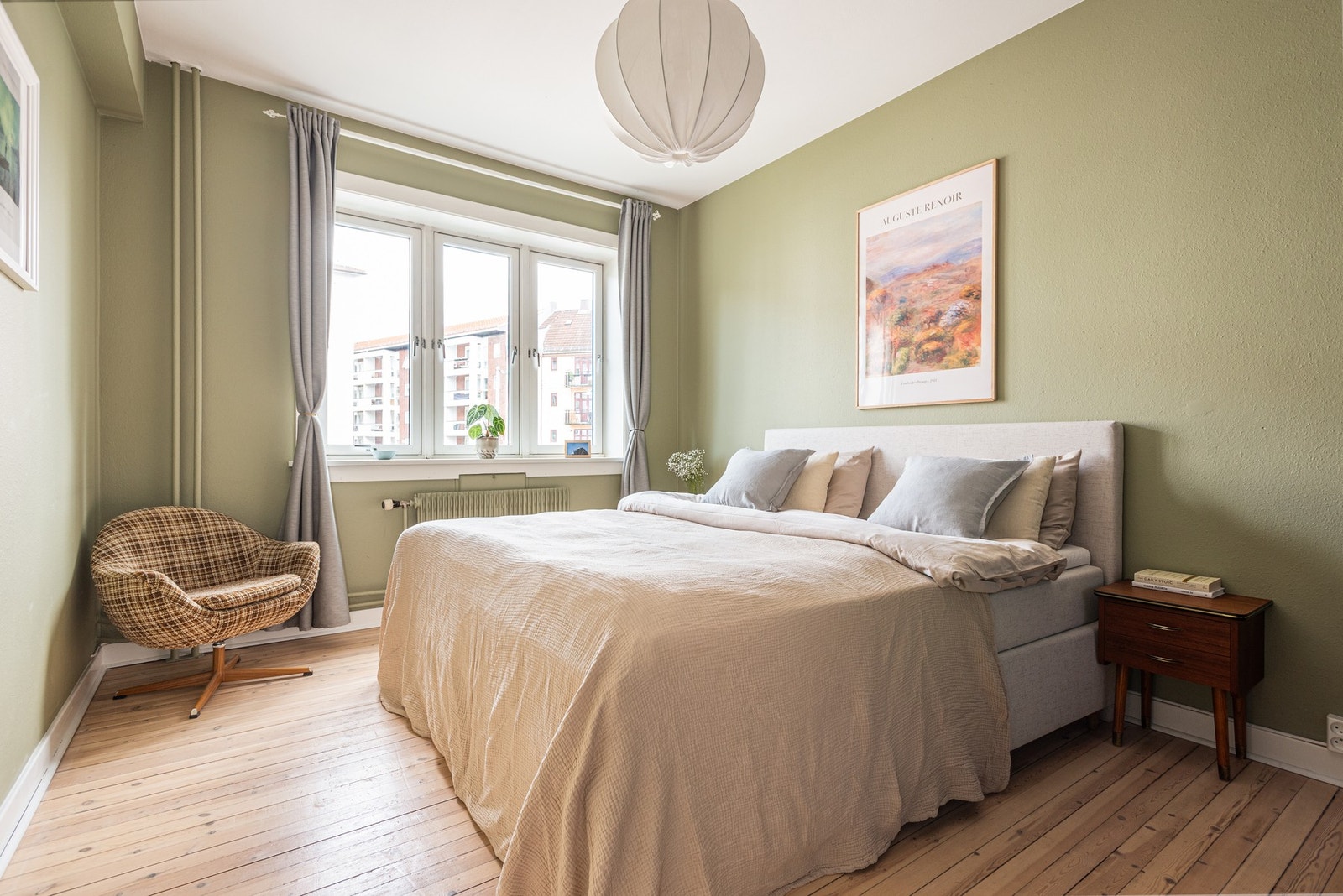 Hovedsoverom med god plass til stor dobbeltseng. Galleribilde