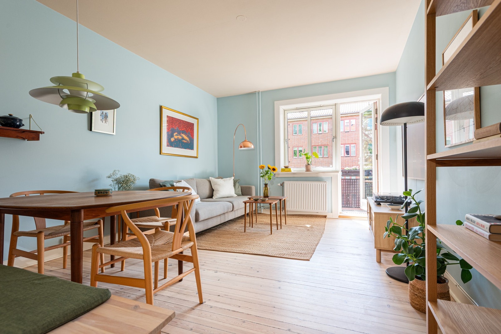 Stuen har store vindusflater som slipper inn rikelig med dagslys og skaper en luftig atmosfære. Galleribilde