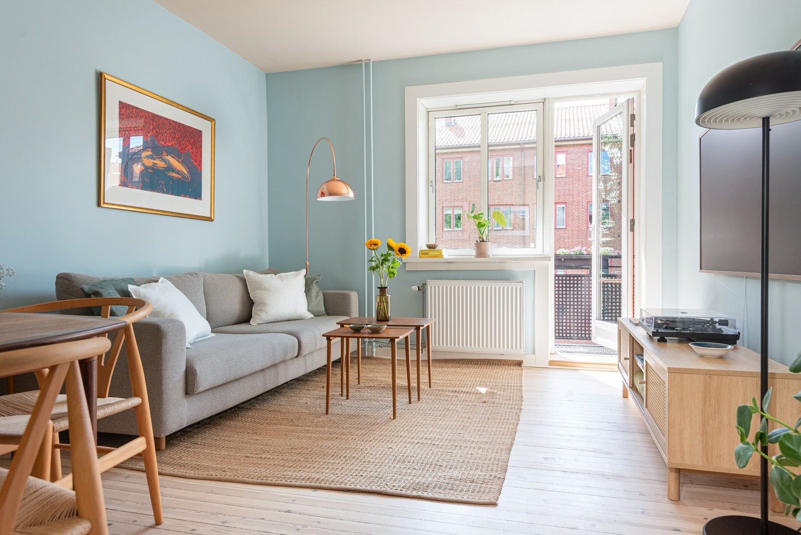Fra stuen er det direkte utgang til den sydvestvendte balkongen. Galleribilde