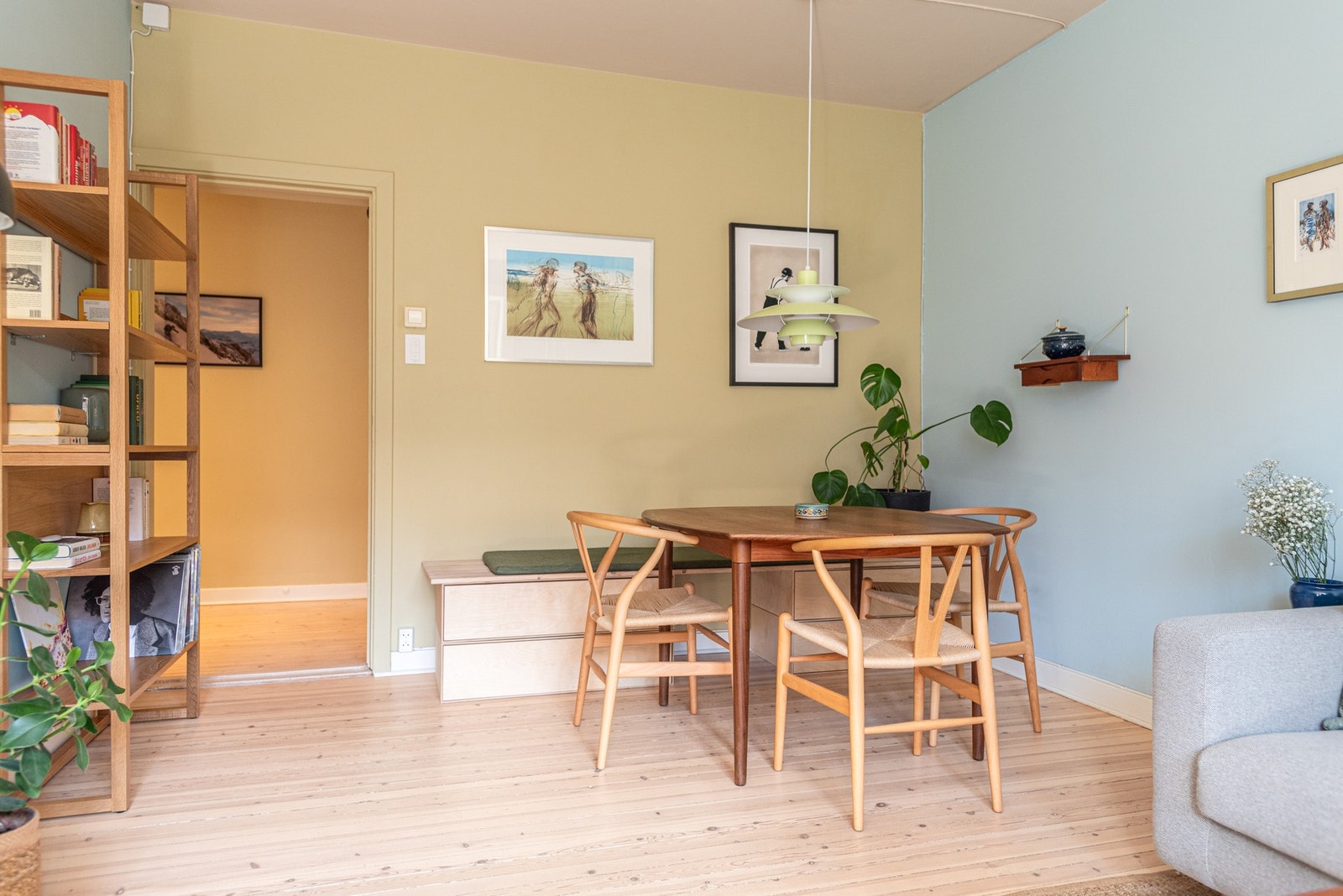 Den åpne og luftige stuen gir god plass til både spisebord og sofagruppe. Galleribilde