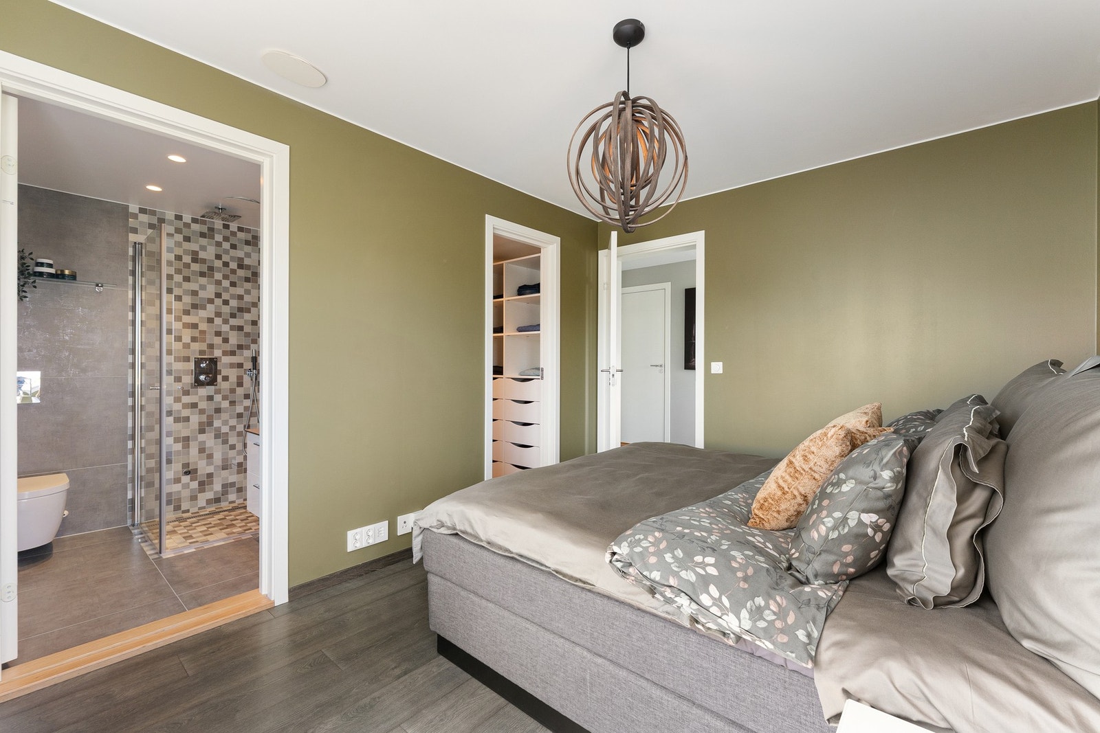 Hovedsoverommet med direkte inngang til bad og walk-in-closet. Galleribilde