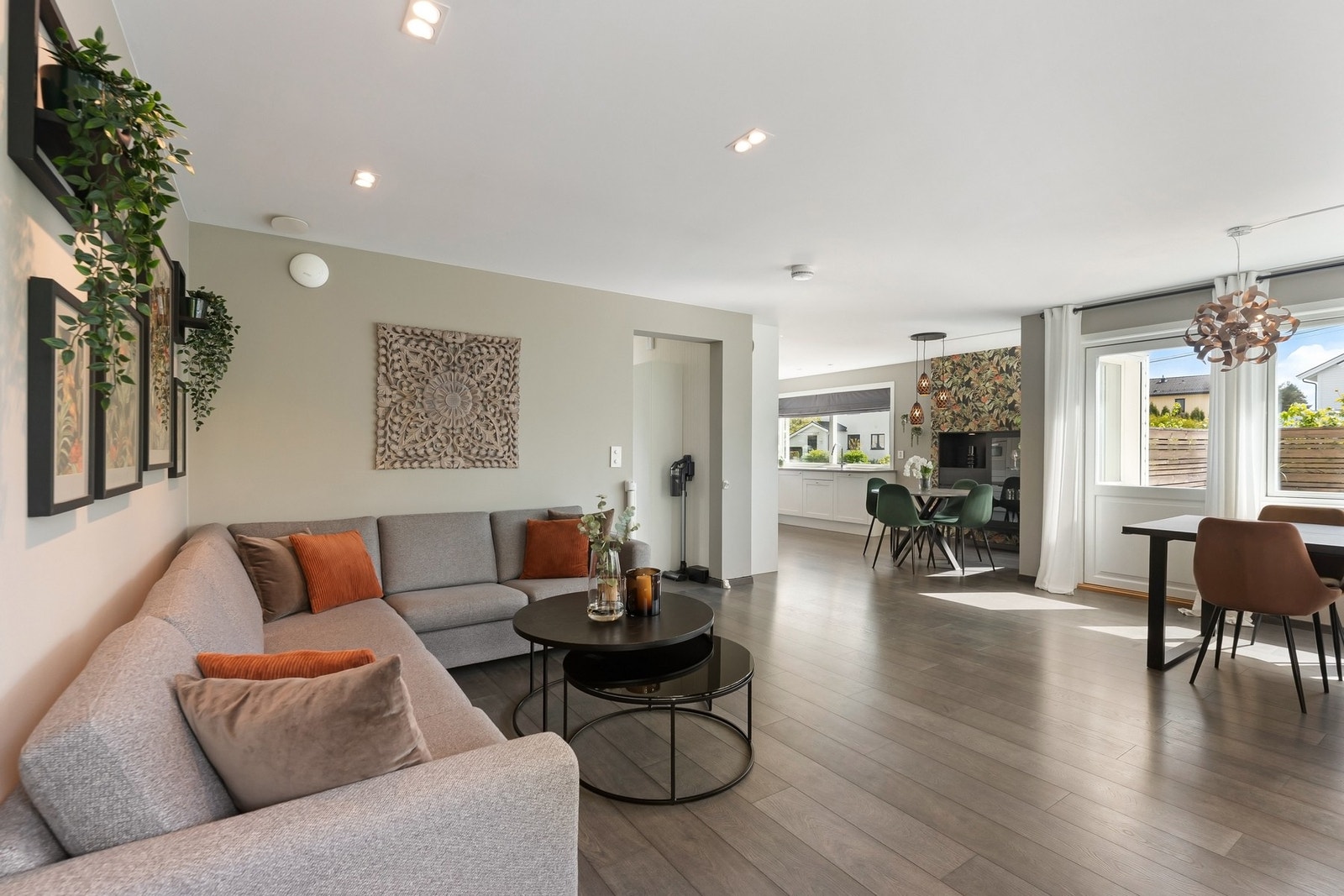 Boligen ble oppført i 2018 og holder en gjennomgående moderne standard. Balansert ventilasjon og varme i gulv gir behagelig komfort i huset. Galleribilde