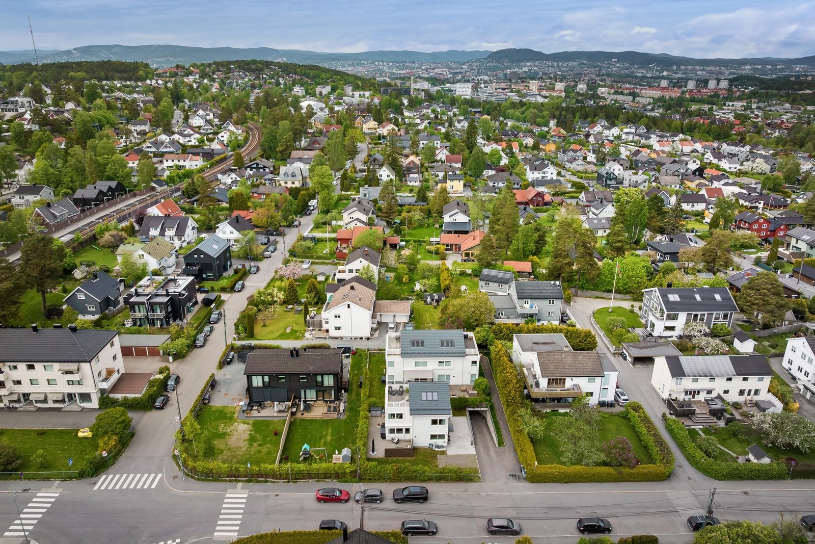 Området er spesielt attraktivt for aktive familier med nærhet til store grøntområder, kort vei til skoler/barnehager og et bredt utvalg av fritidstilbud. Galleribilde