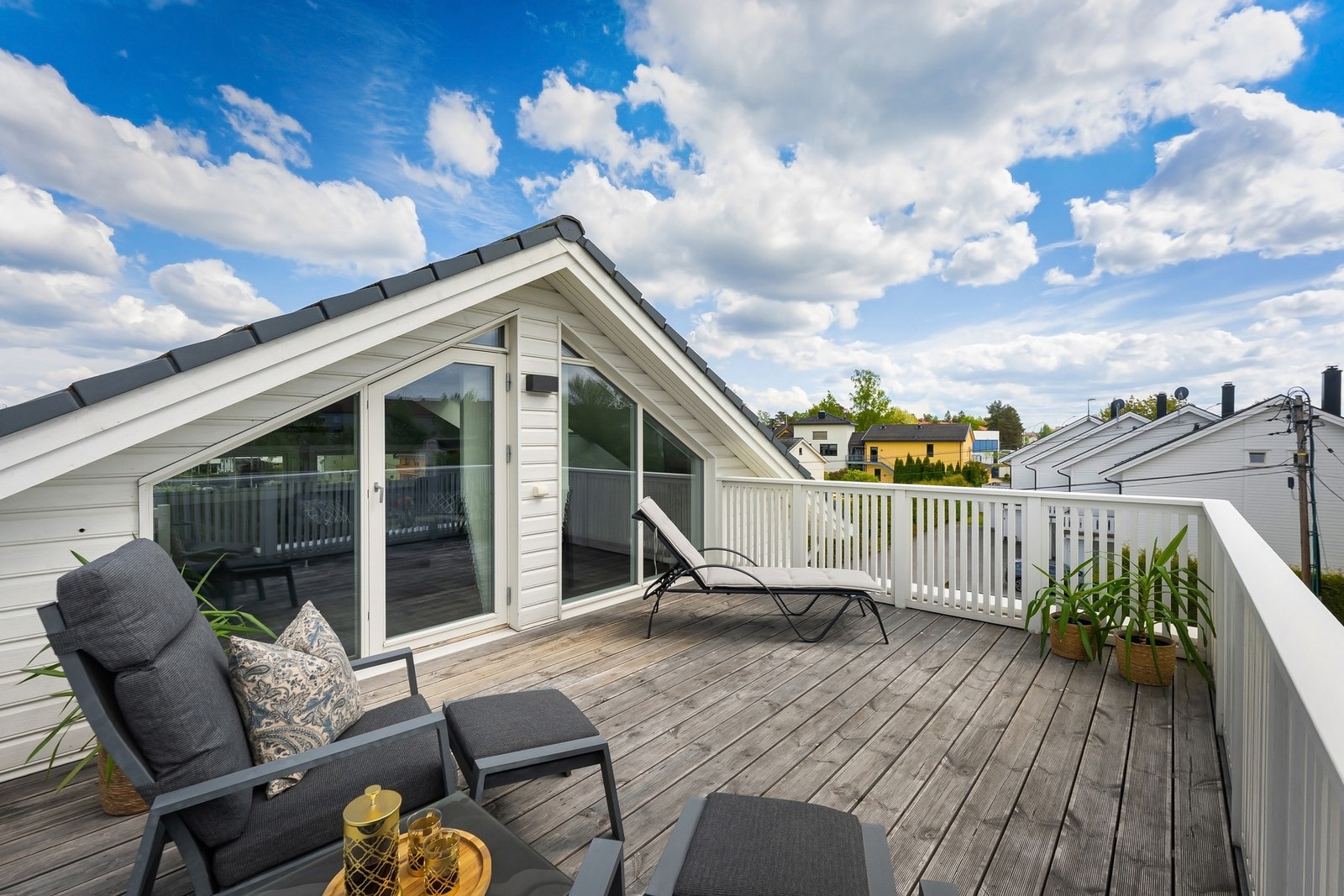 Skjermet takterrasse med gode solforhold store deler av dagen. Galleribilde