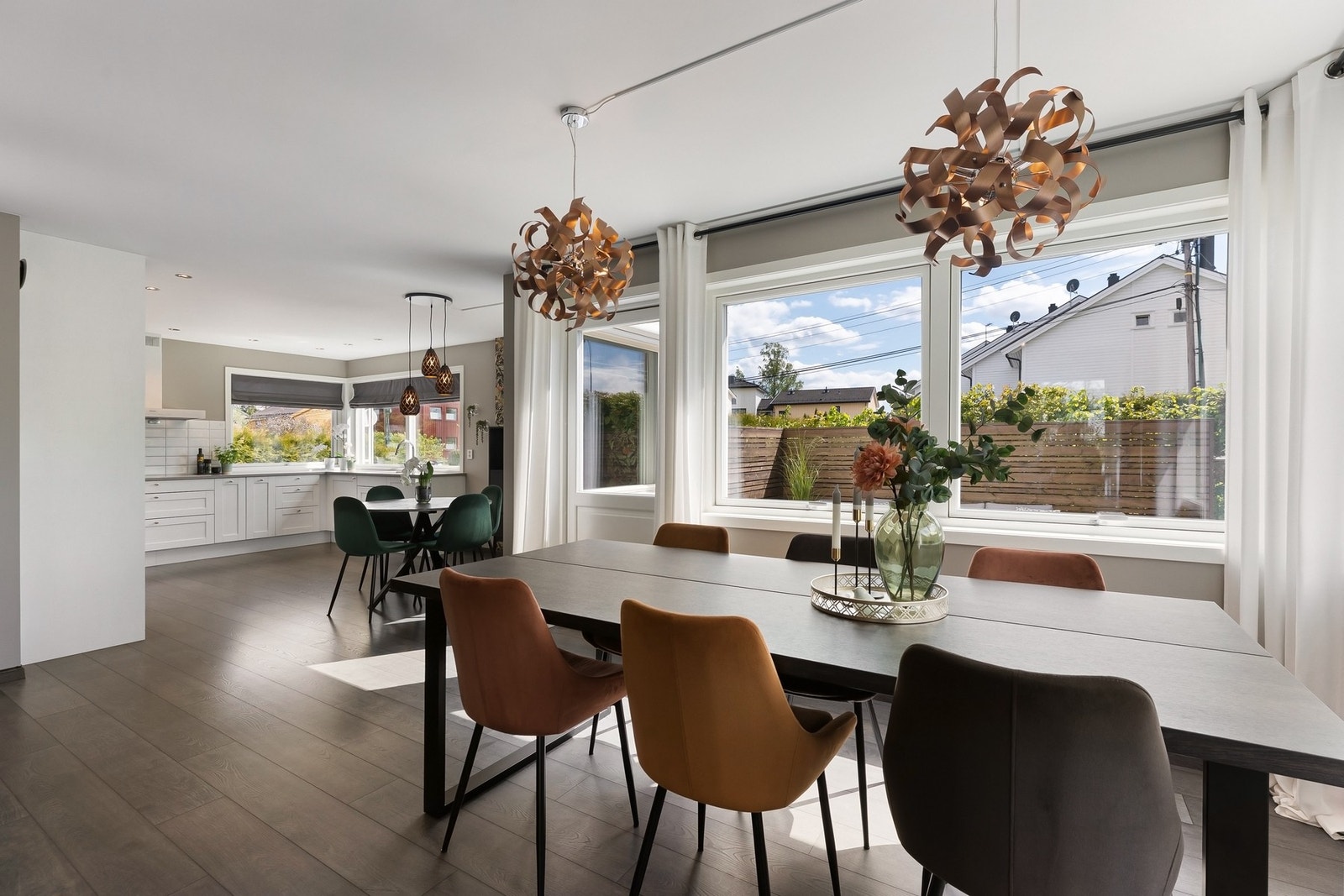 God plass til stort spisebord. Galleribilde