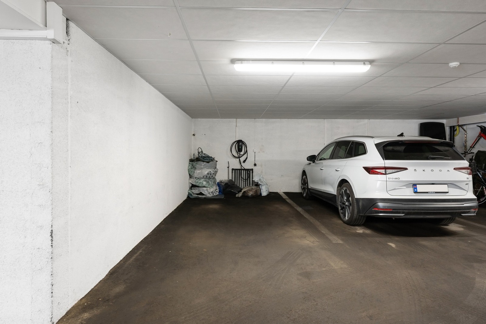 Fra boligen er det direkte adkomst til garasjeanlegget. Her medfølger det en garasjeplass med lader for elbil. Galleribilde