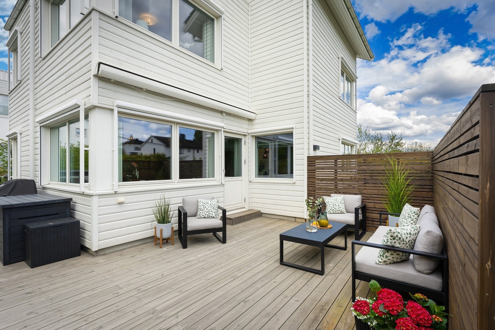 Solrik hage og skjermet terrasse (48 m²) med direkte utgang fra stuen. Elektrisk markise og utvendig solskjerming. Galleribilde