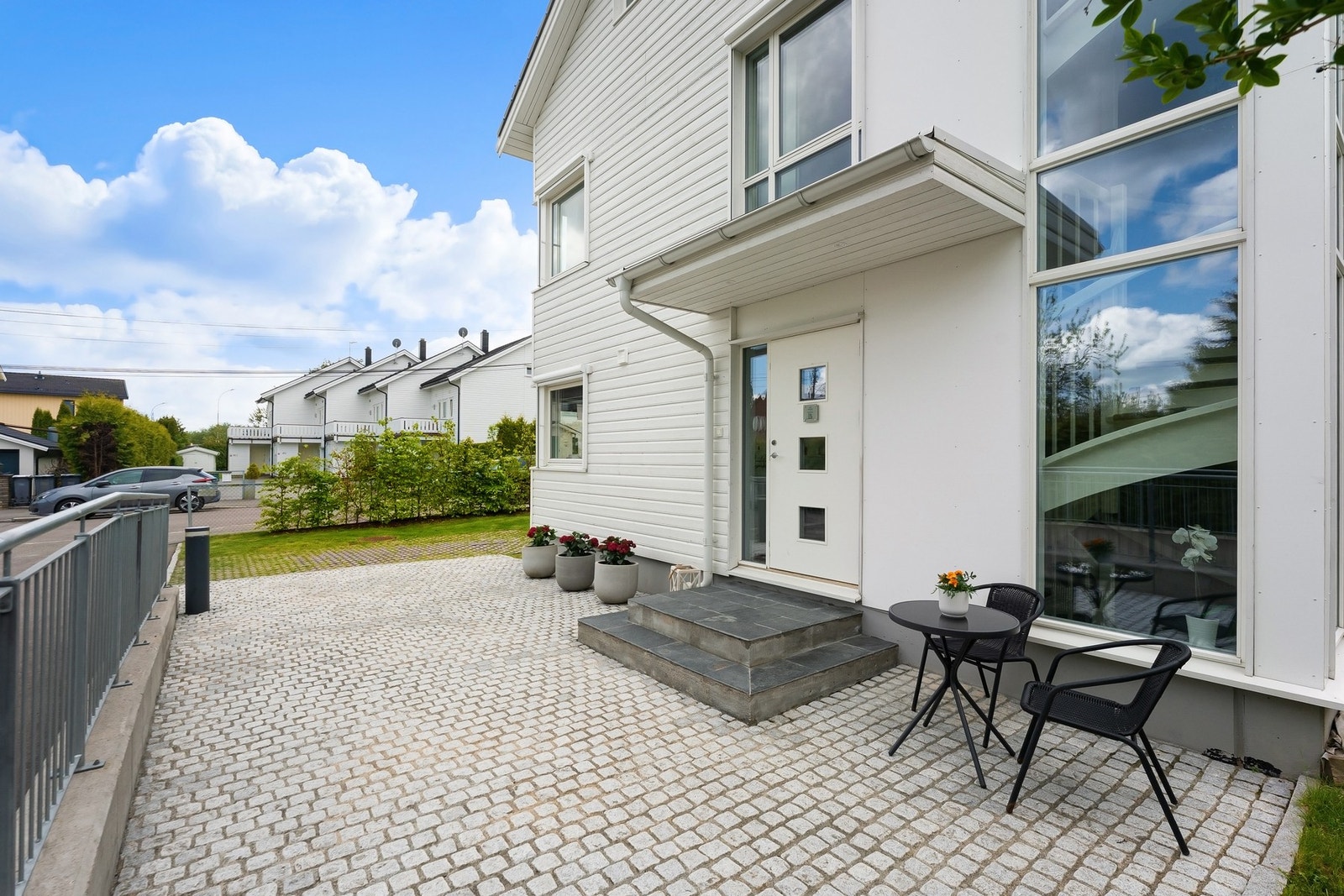 Pent opparbeidet inngangsparti med morgen- og formiddagssol. Galleribilde
