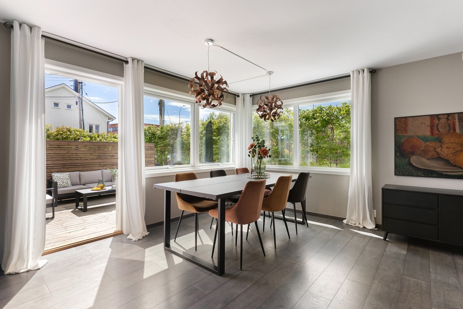 Solrik og skjermet terrasse med direkte utgang fra stuen. Galleribilde