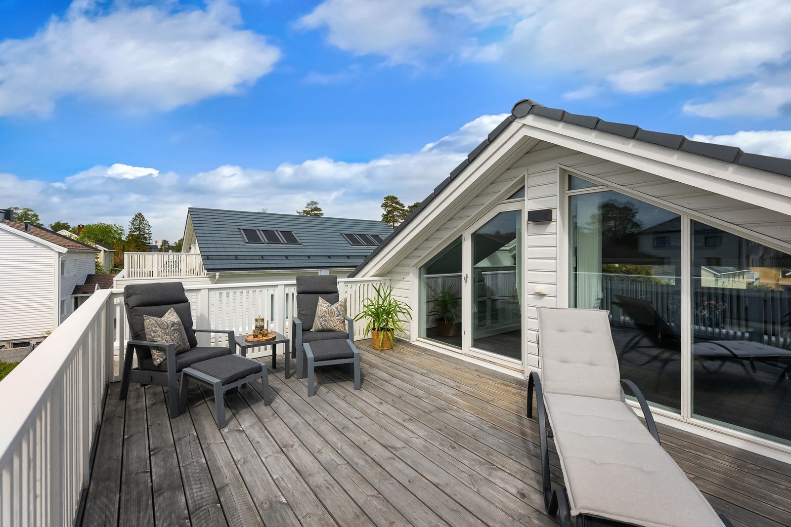Solrik takterrasse med luftige omgivelser og hyggelig utsyn. Galleribilde