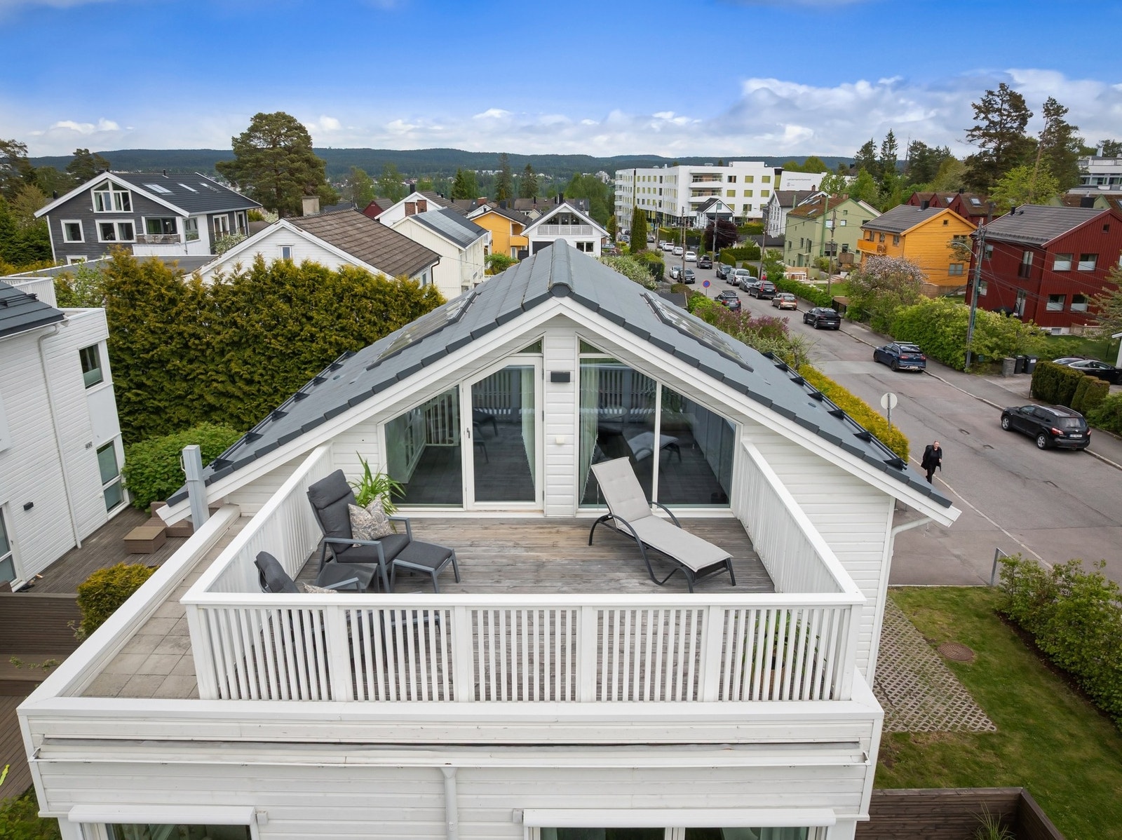 Herlig takterrasse med fine siktlinjer og svært gode solforhold. Galleribilde