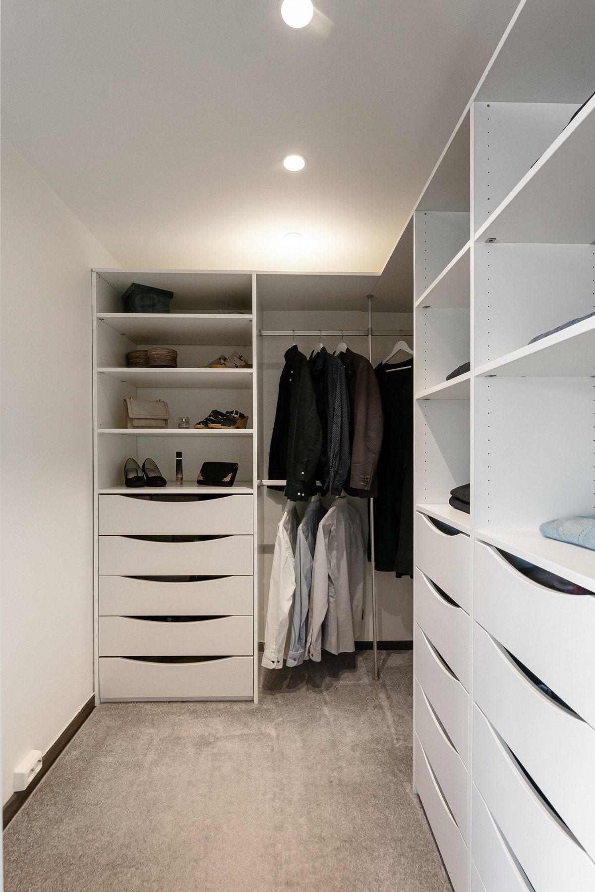 Walk-in-closet tilknyttet hovedsoverommet. Galleribilde