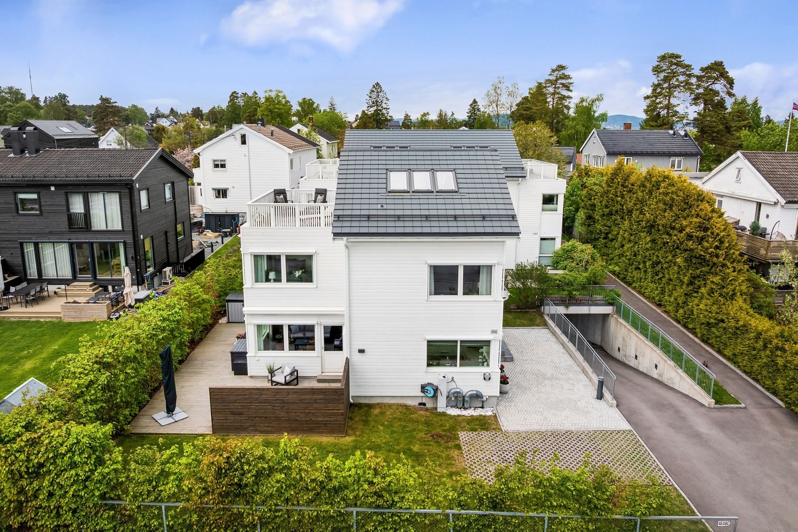 Attraktiv familiebolig med gode solforhold og flere skjermede uteplasser. Galleribilde